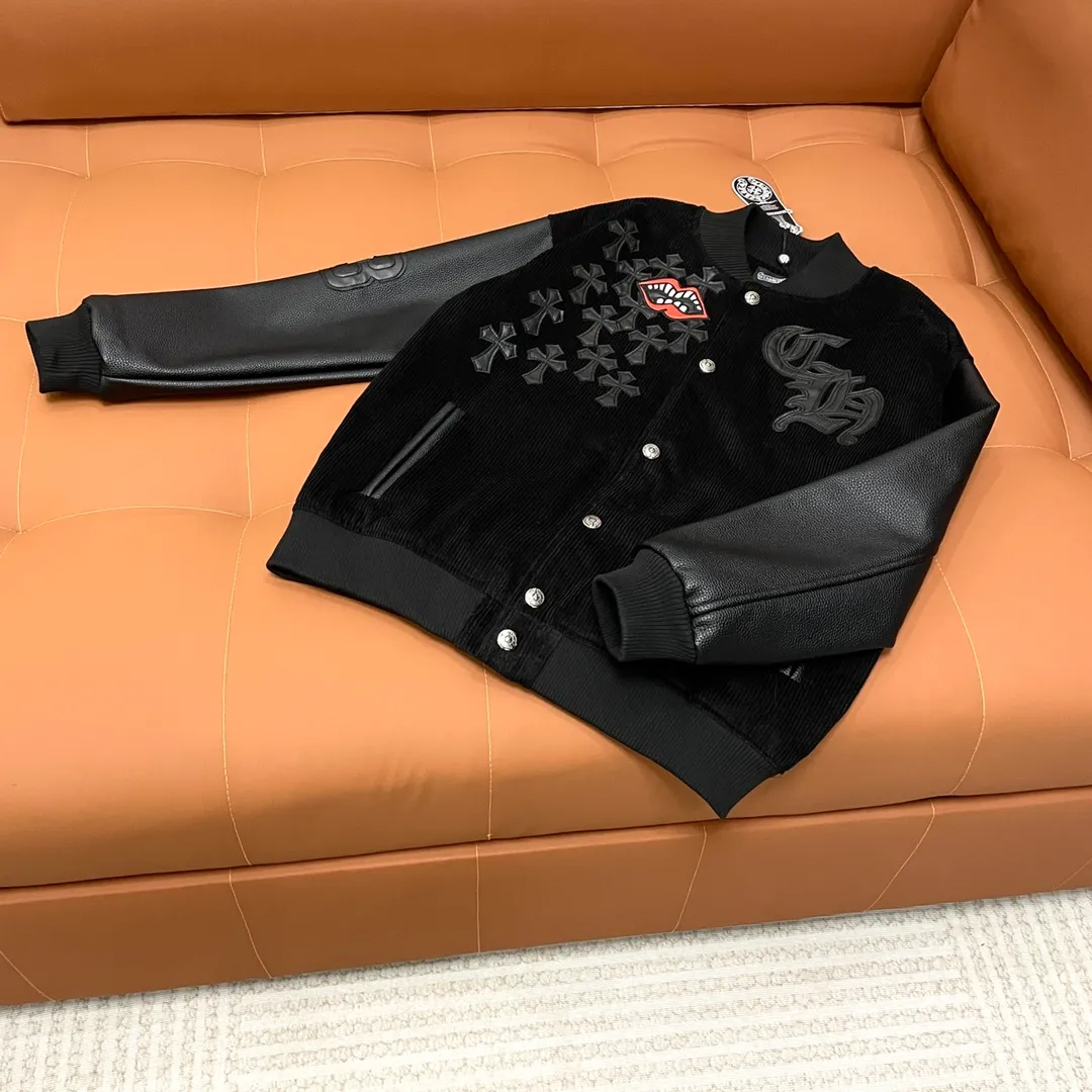 🅿️440 CH➡️Cro Xin runway style baseball jacket. I ordered the original model and took a month to finally ship it. I love it so much. The upper body is really cool. A Douyin blogger said that this year's new jacket will become a future trend. If you look through street photos, you will find that celebrities regard it as a collectible jacket, a must-have item for men and women who want light luxury for commuting. Developing the highest version on the entire network, it took 1 month to customize and the cost was extremely high. The German imported flat-machine made custom-woven wool jacquard threads, using the first layer of imported lambskin. The pleated texture is unparalleled. It is hand-cut and meticulously crafted. The stitching position is very technical. Whether the whole garment is good or not depends on this position. Top-notch workmanship and details can stand the test. A full set of customized accessories, the letters are clear and perfectly restored without any difference. High-end atmosphere and full grade! The entire dress is exclusively customized with heavy craftsmanship. The towel patch embroidery is perfectly combined with craft embroidery and precise stitching! Absolute craftsmanship quality!